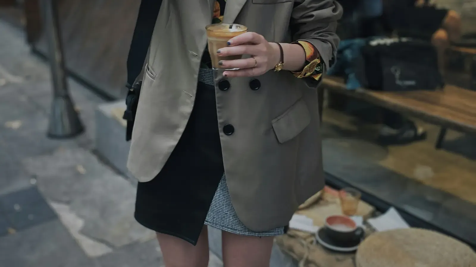 グレーのテーラードジャケットを着た女性のコーディネート