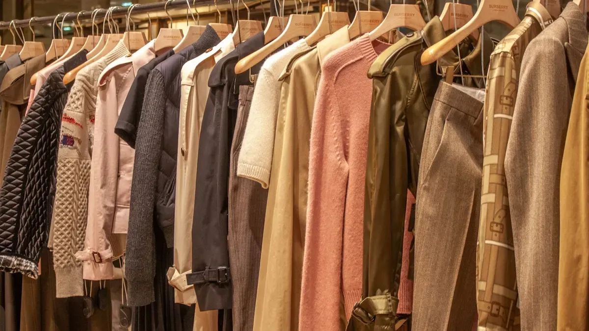 アースカラーの服が並ぶハンガーラック