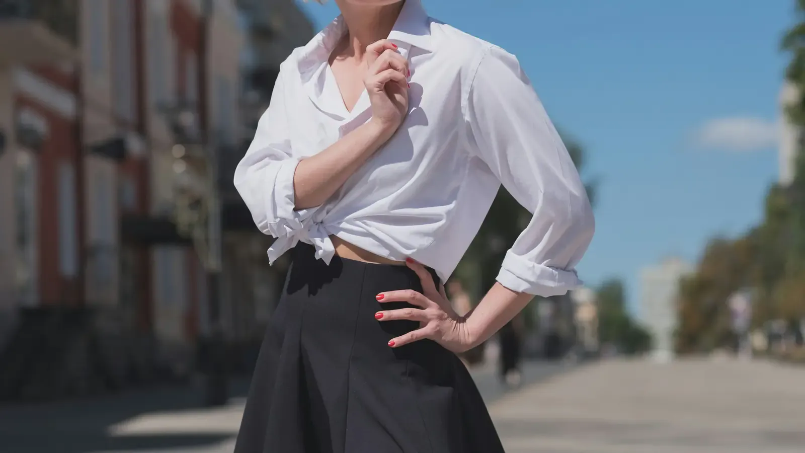 白いブラウスと黒いスカートを合わせた女性のコーディネート