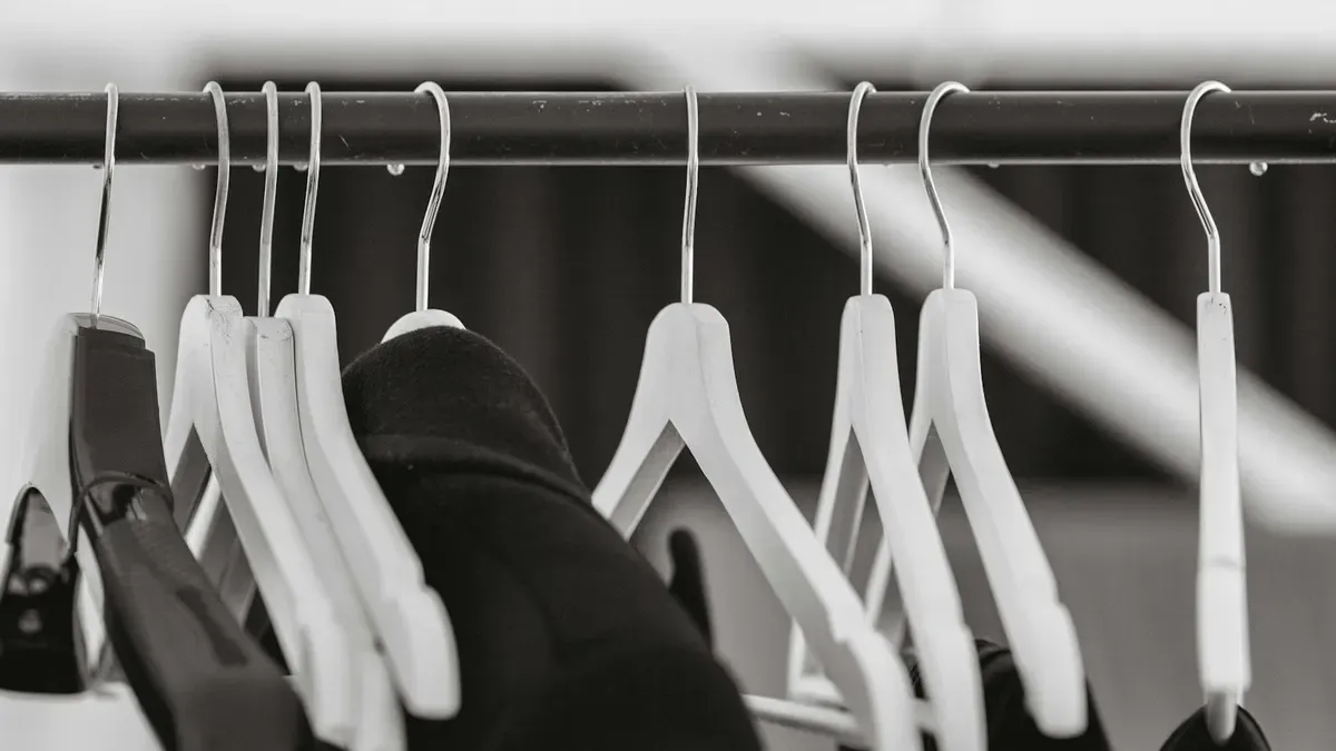 白いハンガーに掛かった白と黒の服