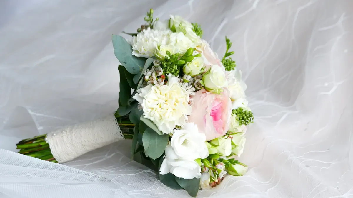 結婚式二次会の服装を考えるイメージ