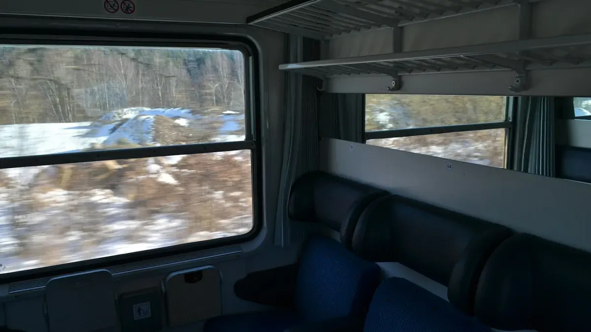 雪景色が流れる列車の窓と座席
