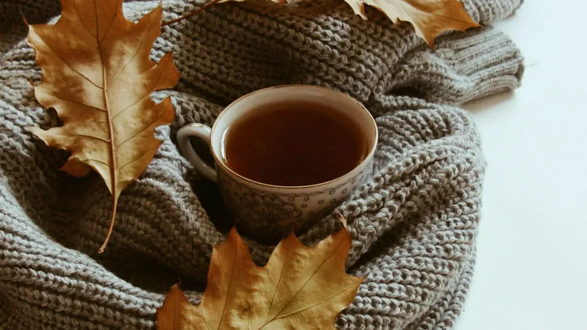 ふんわりまとめたニットのストールと紅茶
