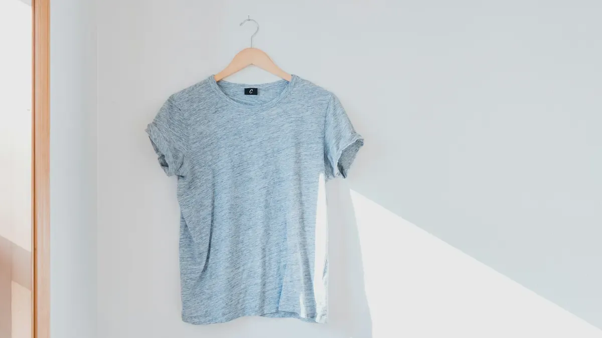 ハンガーに掛けた半袖のTシャツ
