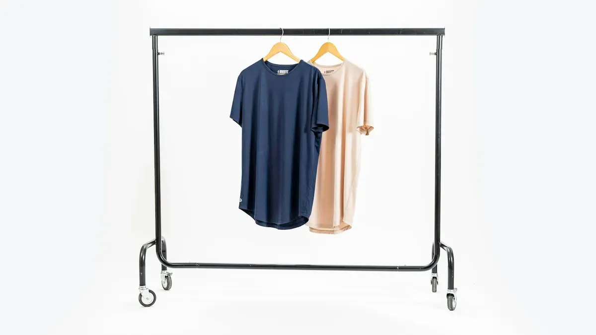 ネイビーとベージュのTシャツをかけたハンガーラック