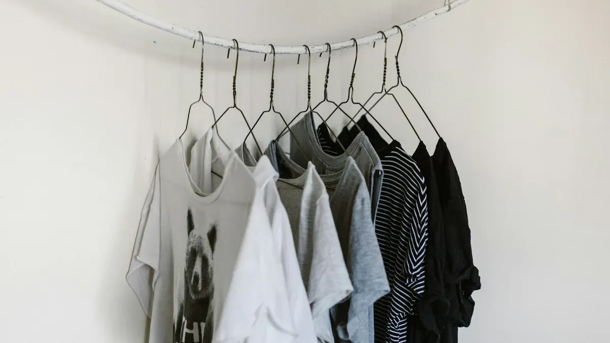 白からグレー、黒へ順に掛けたTシャツ