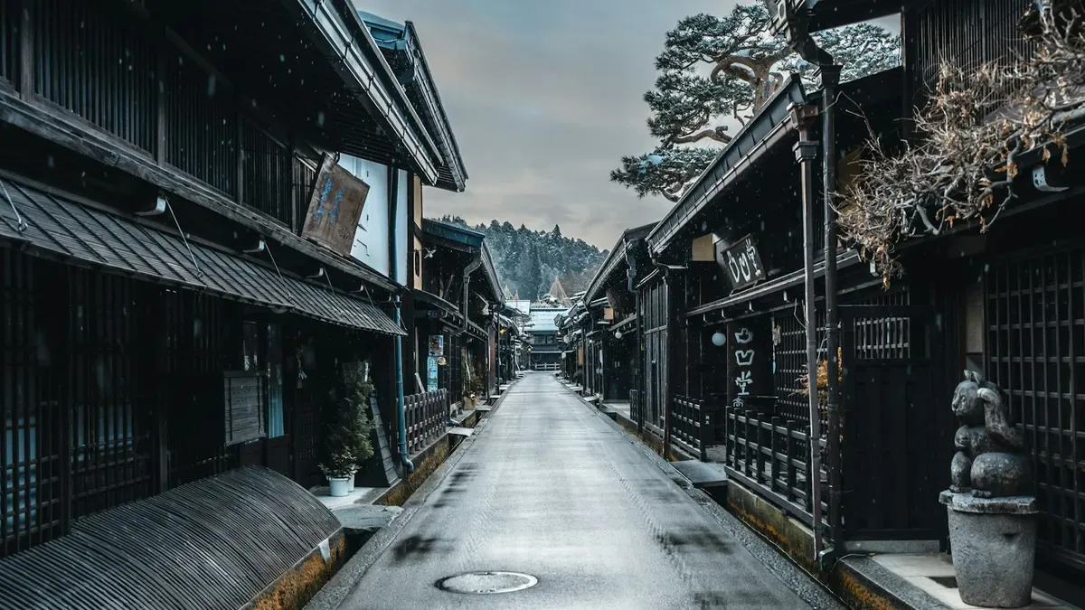 冬の古い町並みと石畳の通り