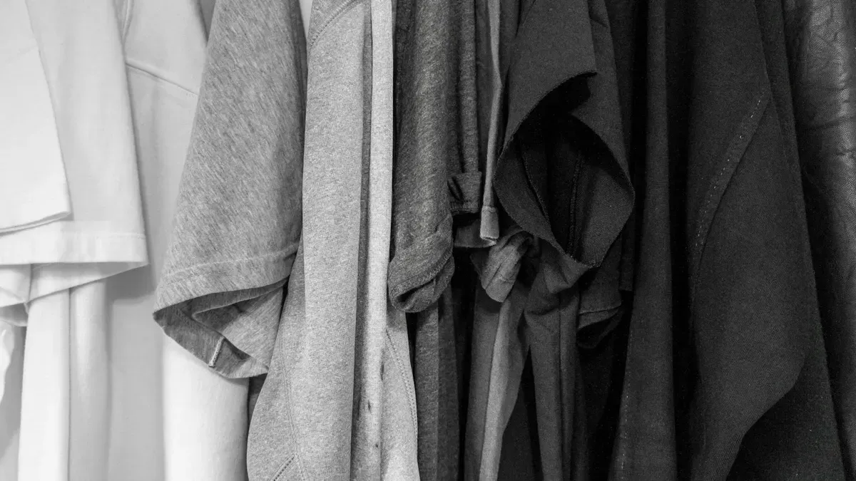 白からグレー、チャコールへと並べて掛けた服