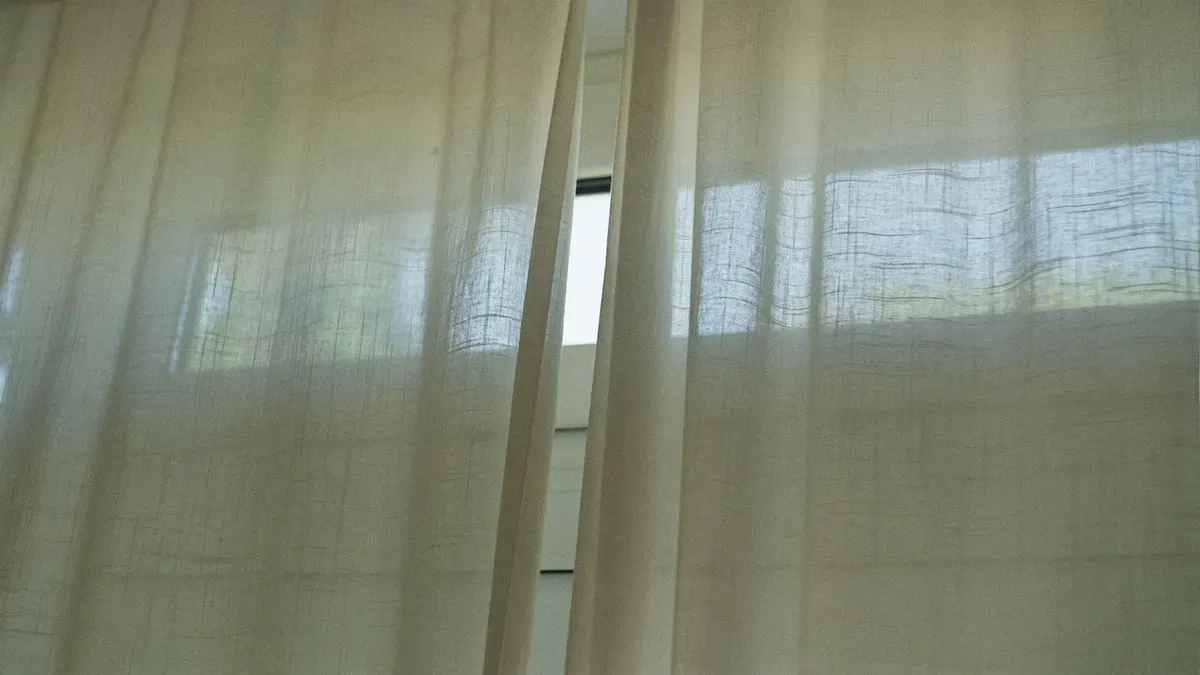 窓辺の白いカーテン越しの光