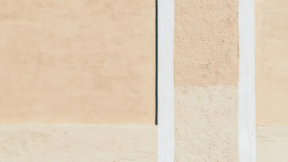 明るさの違うベージュが並ぶ壁