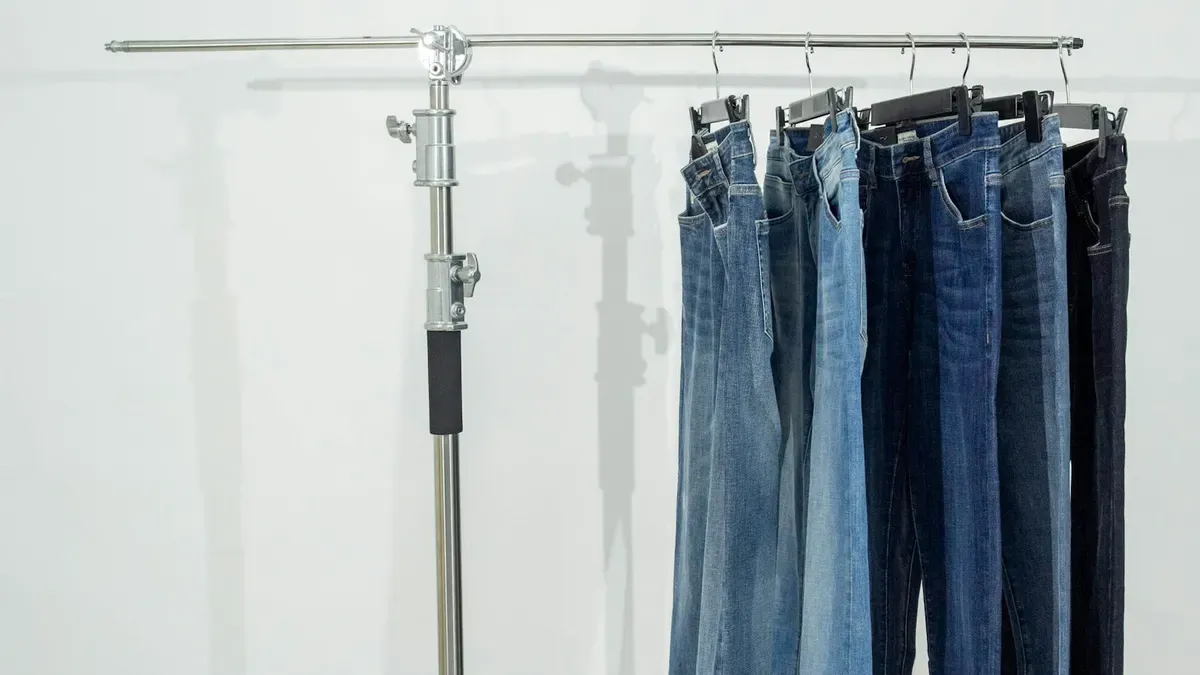 洋服ラックに掛けたジーンズ