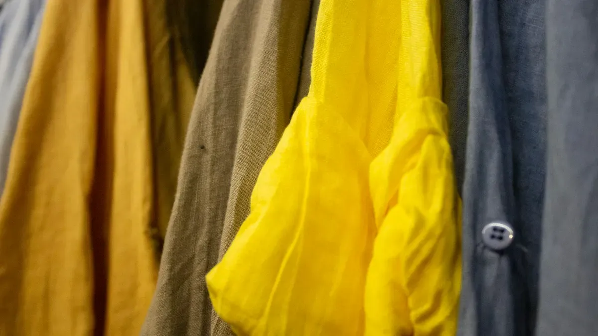 ハンガーに並ぶ黄色やベージュの服
