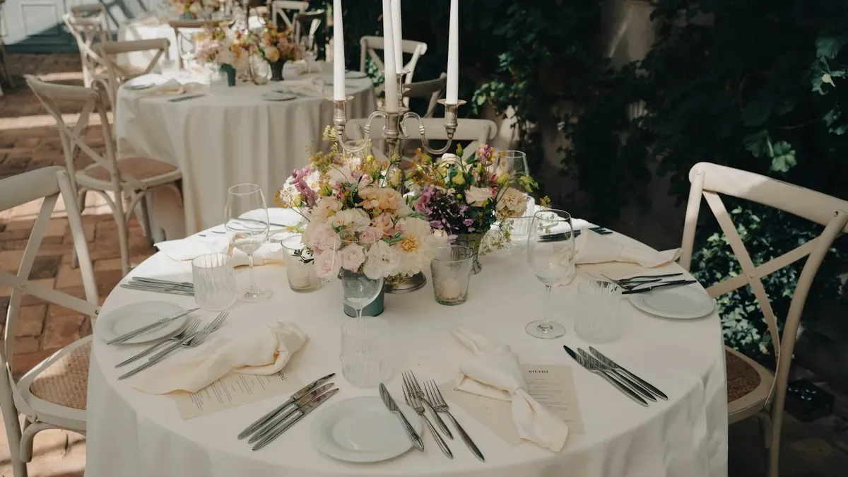 結婚式の披露宴のテーブル