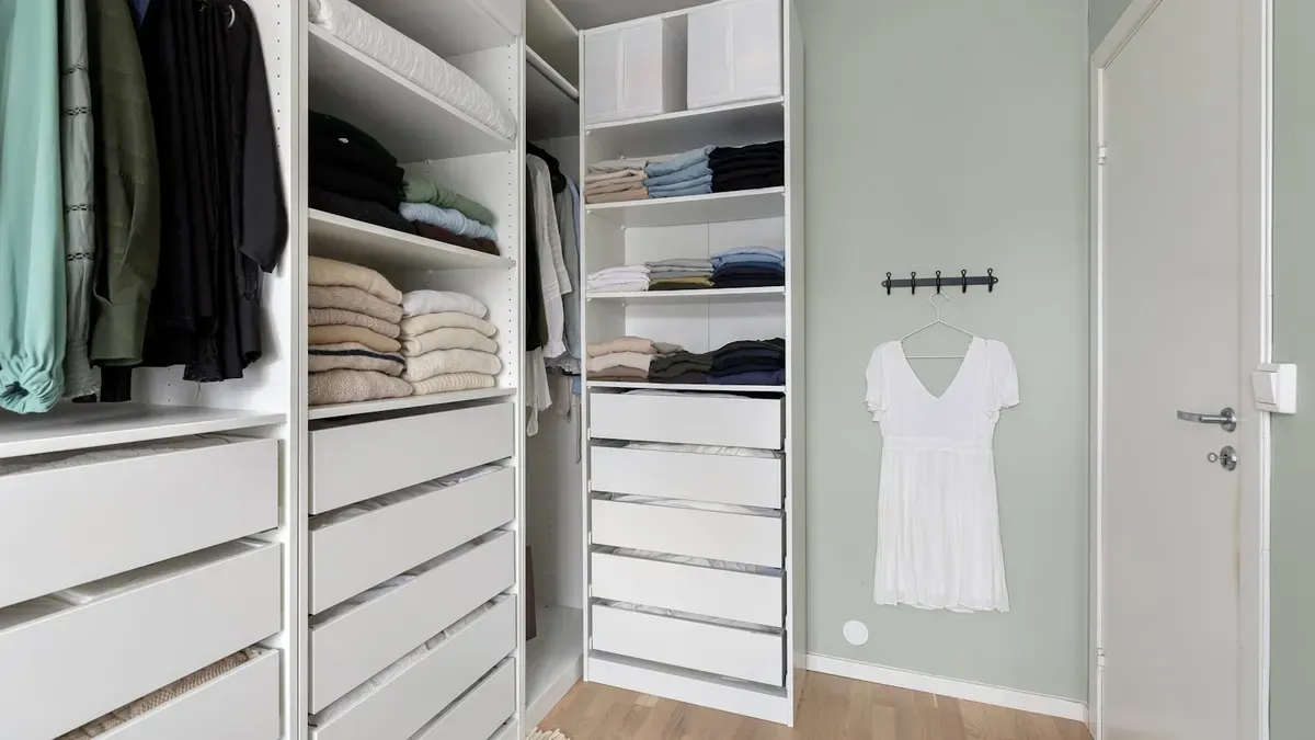 手持ち服を見直して着回す体型カバーコーデのイメージ