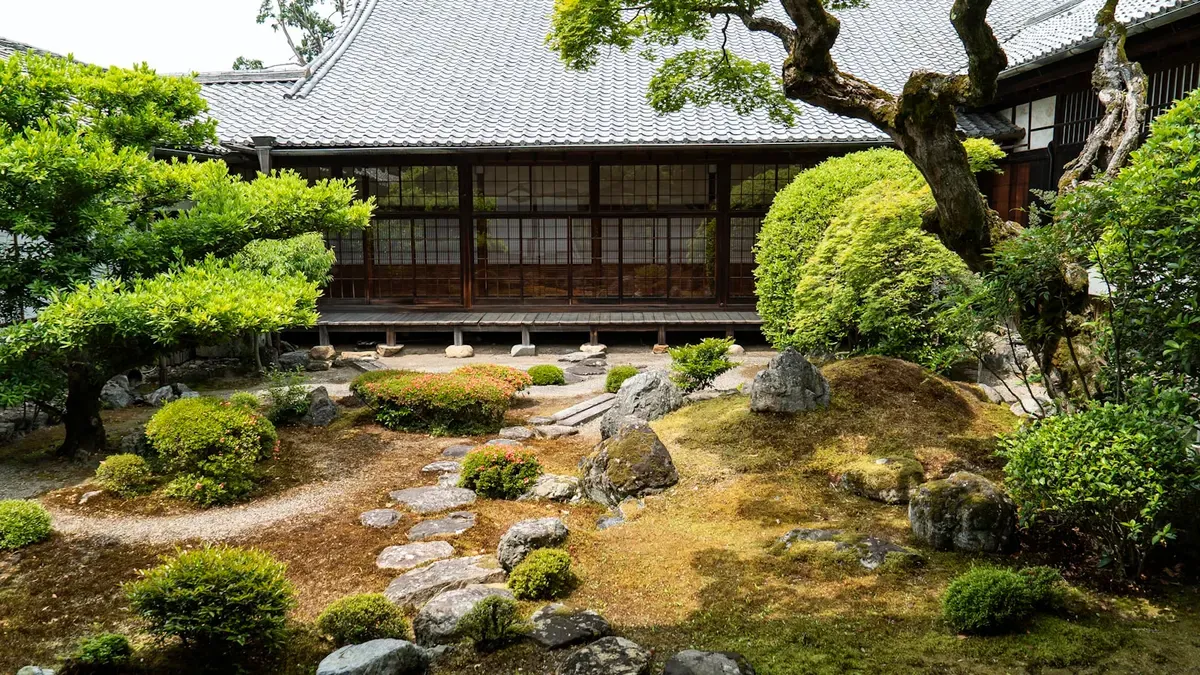 11月の神社で過ごす日の装いのイメージ