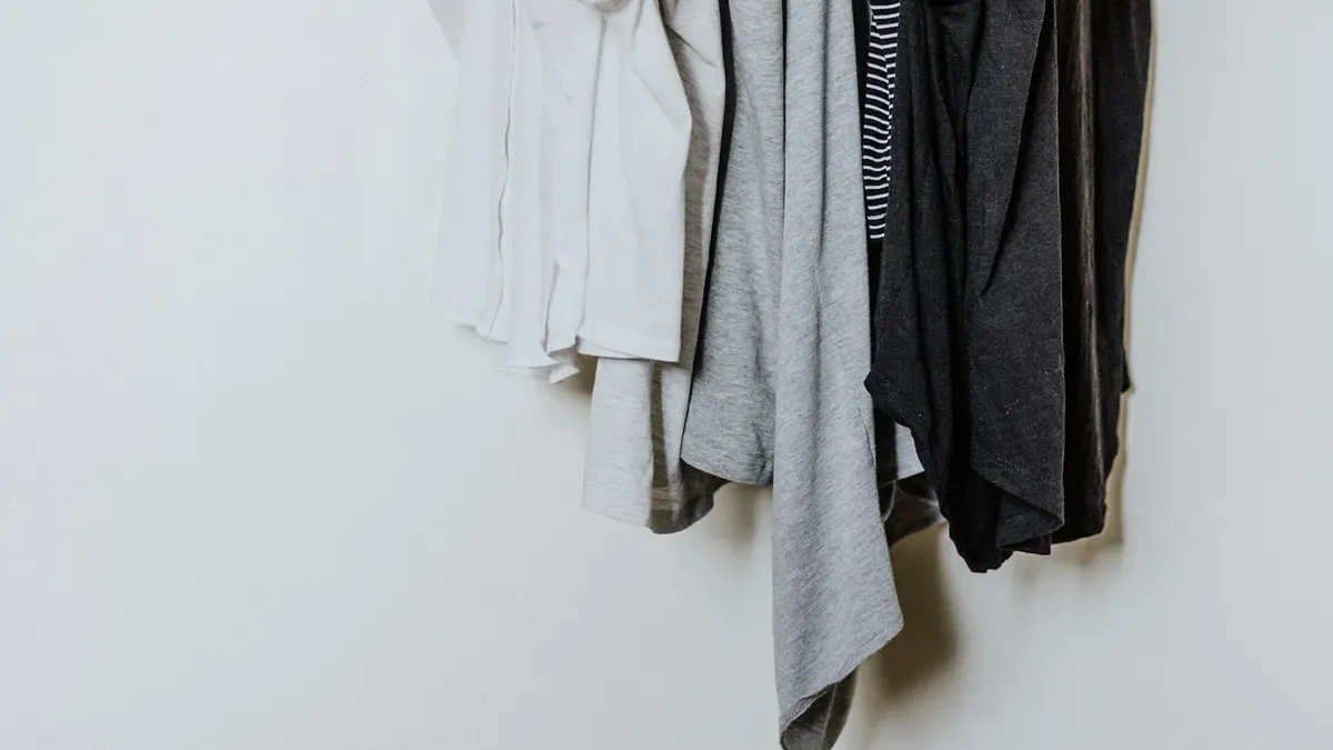 白い壁に掛けた無地の服