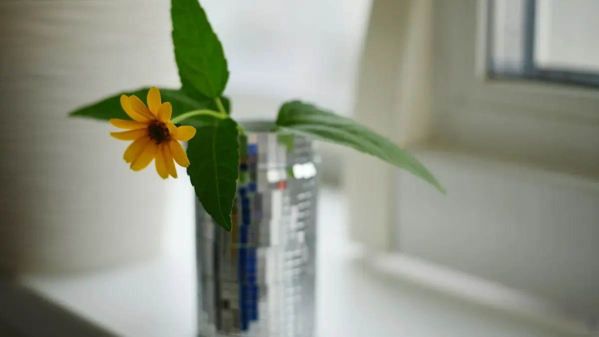 窓辺の自然光と花瓶の花