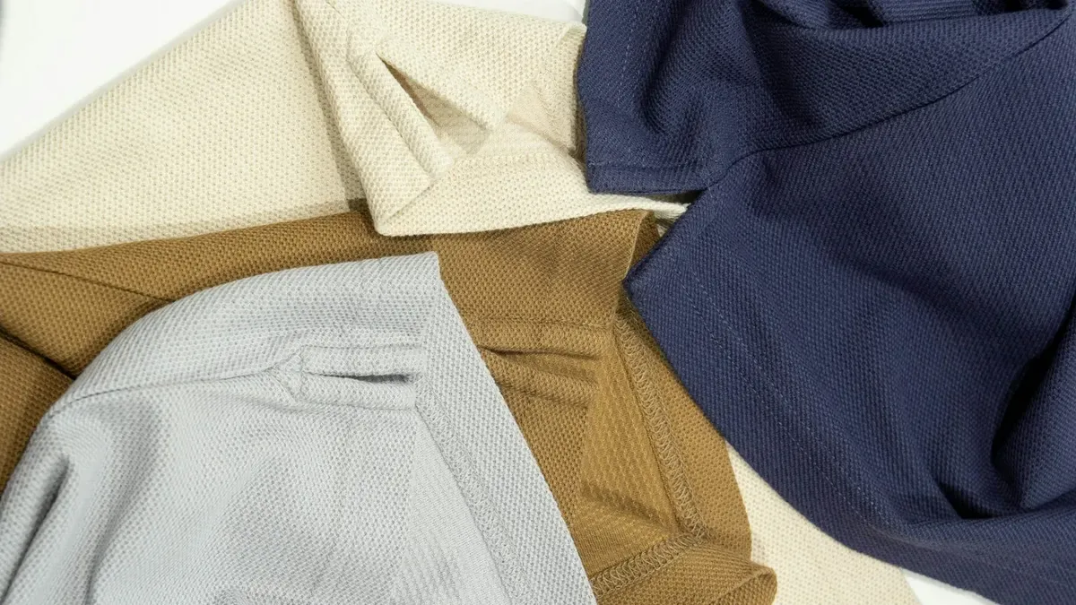 重ねて置かれたいろいろな色の服