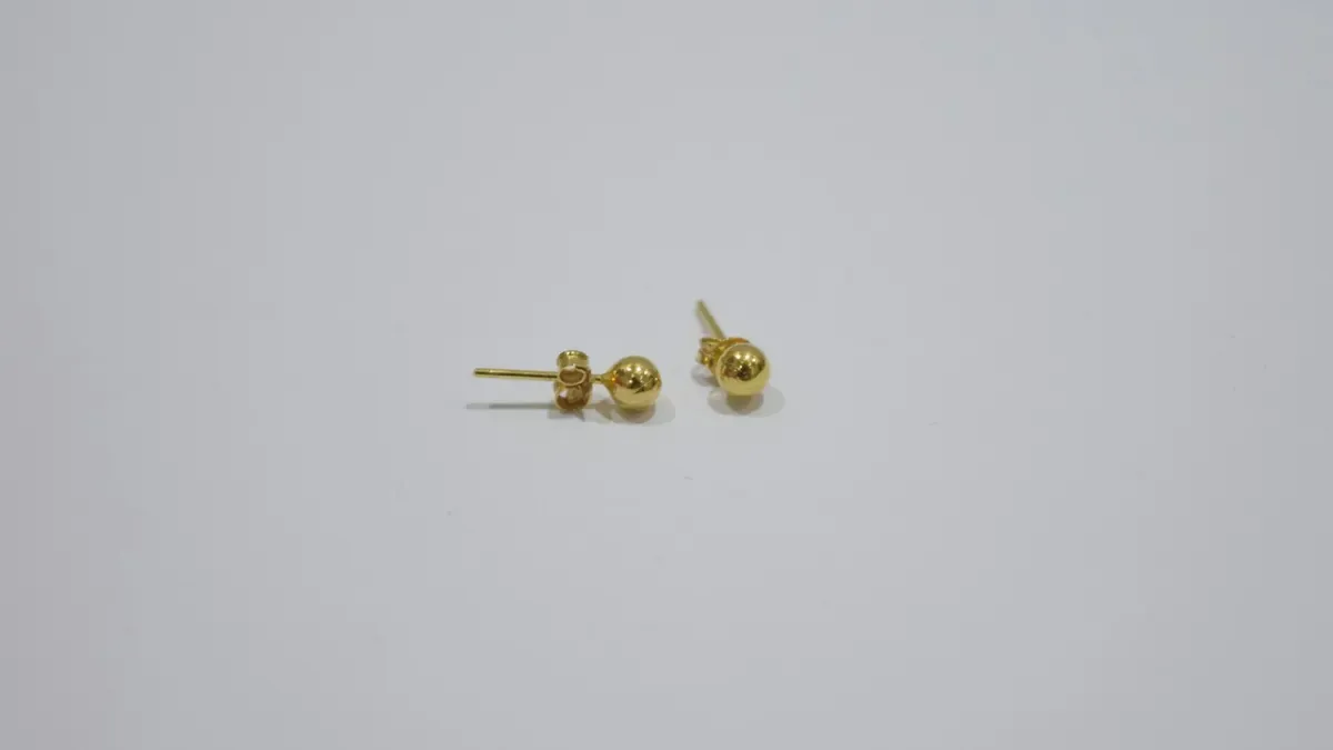 丸いゴールドのピアス